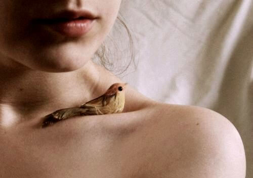 Dziewczyna z ptaszkiem na ramieniu