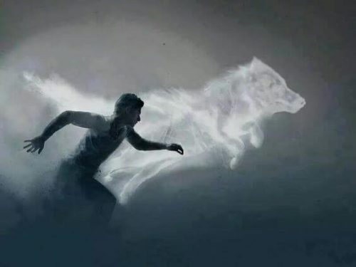 Biegnący mężczyzna i wilk