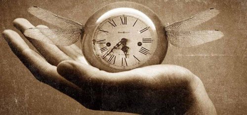 Zegar ze skrzydłami na dłoni