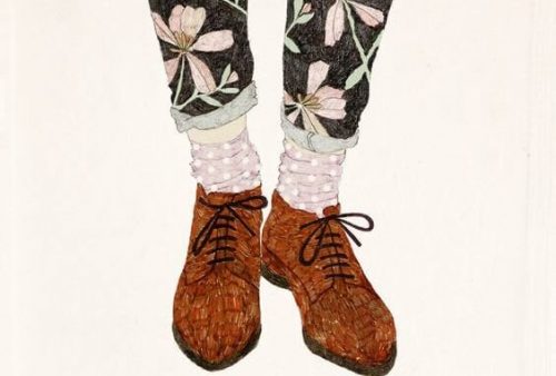 Brązowe buty i różowe skarpetki