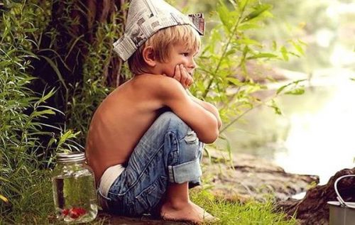 Chłopiec w czapce z gazety