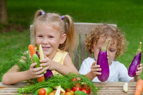 Dzieci trzymające warzywa