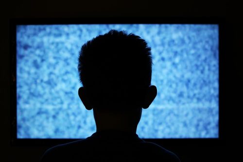 Dziecko przed telewizorem