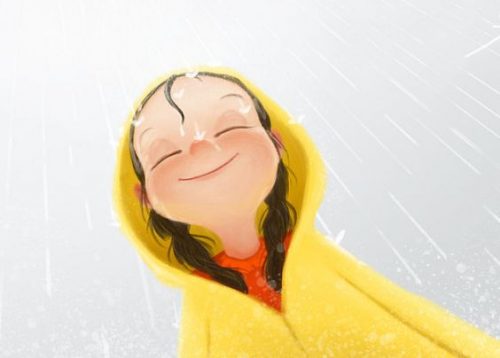 Dziewczyna uśmiecha się pod deszczem