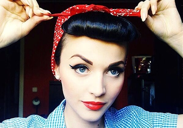 Dziewczyna zawiązuje kokardę na głowie.