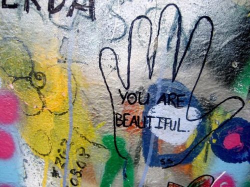 Graffiti "you are beatiful" na szkle