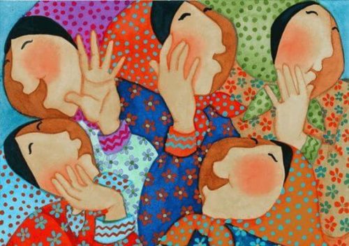 Ludzie rozmawiają i śmieją się