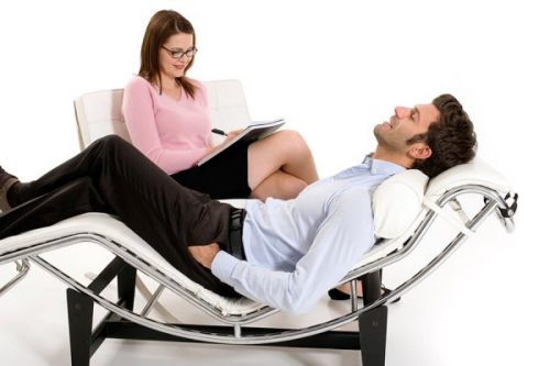 Mężczyzna rozmawia z terapeutą