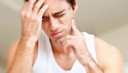 Mężczyzna - zgrzytanie zębami