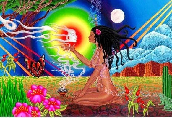 Kobieta trzyma w dłoni twarz z dymu.