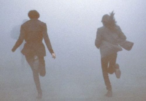 Para biegnie we mgle