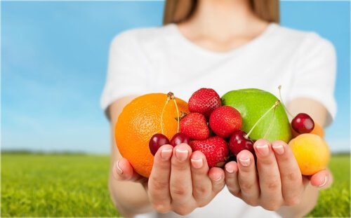Ręce pełne kolorowych owoców bogatych w składniki odżywcze