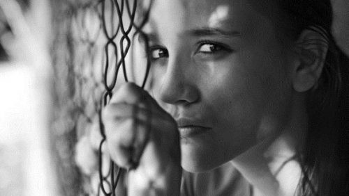 Smutna dziewczyna chwyta siatkę