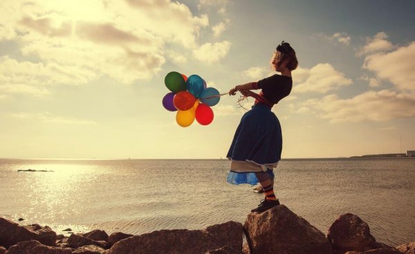 Dziewczyna z kolorowymi balonikami.