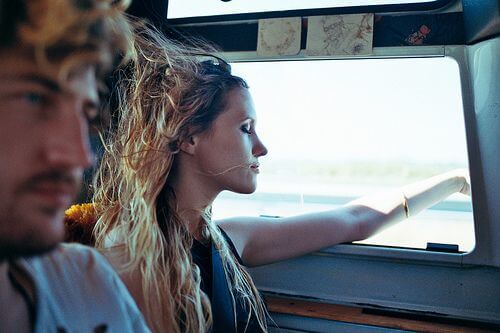 Dziewczyna z ręką za oknem