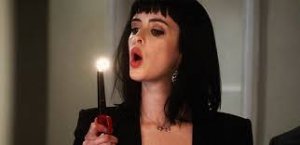 dziewczyna zdmuchuje płomień