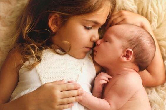 Dziewczynka i niemowlę.