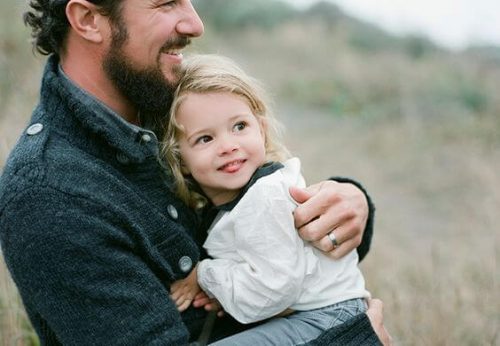 Mała dziewczynka obejmowana przez ojca