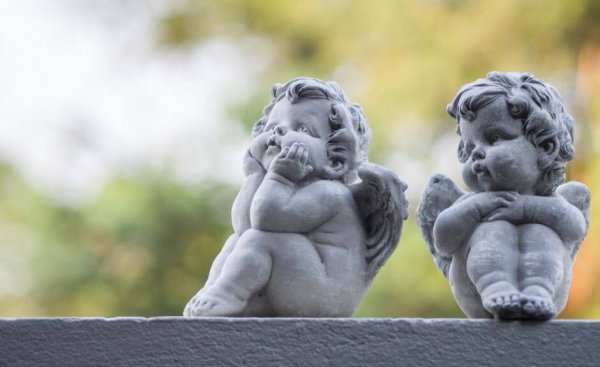 Dwa kamienne cherubinki.