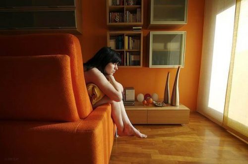 Kobieta obejmująca poduszkę