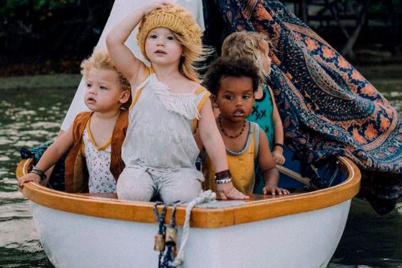 Dzieci w łódce.