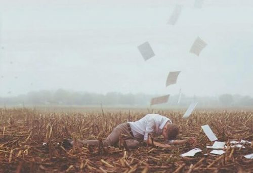 mężczyzna leży na ziemi