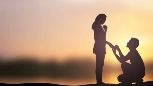 Mężczyzna prosi kobietę o rękę