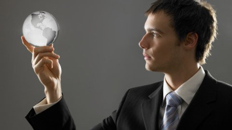 mężczyzna trzyma w ręce ziemię