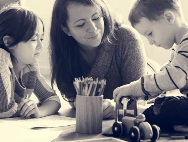 Dzieci i matka bawią się.