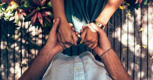 para trzyma się za ręce