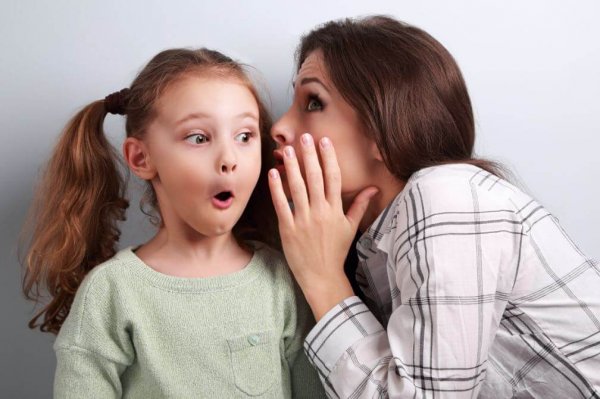 Matka szepce dziecku sekret.