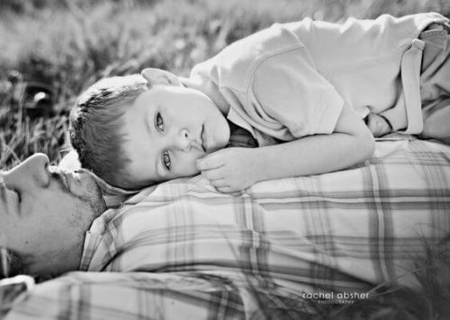 Syn leży na klatce piersiowej ojca