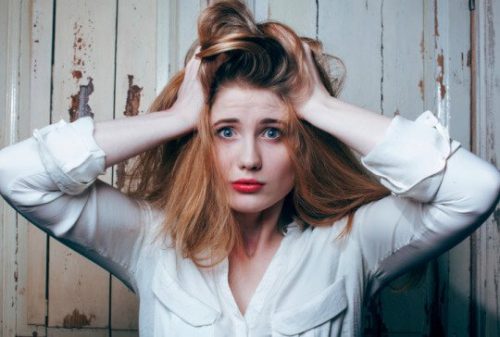 Emocje - zestresowana kobieta