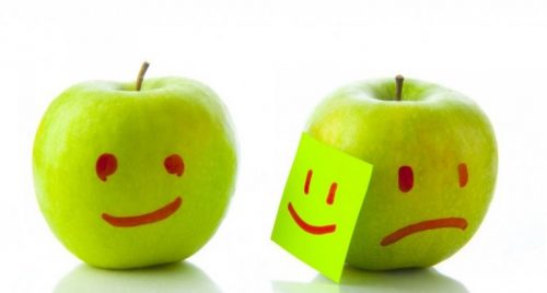 Dwa jabłka - jedno radosne, inne smutne