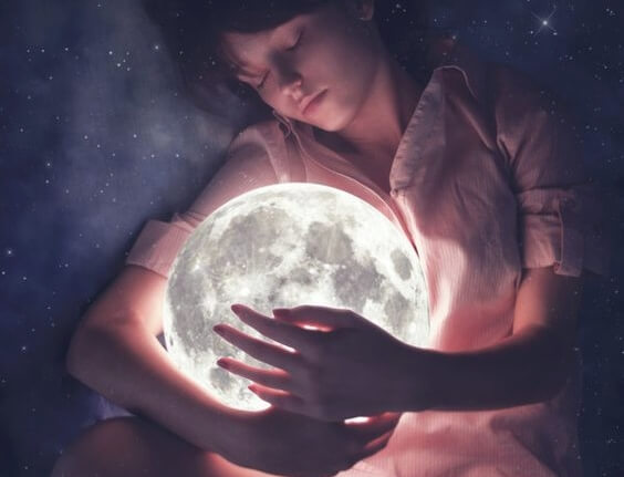 Dziecko z księżycem w ramionach.