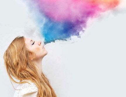 Dziewczyna wydmuchująca kolorowy dym