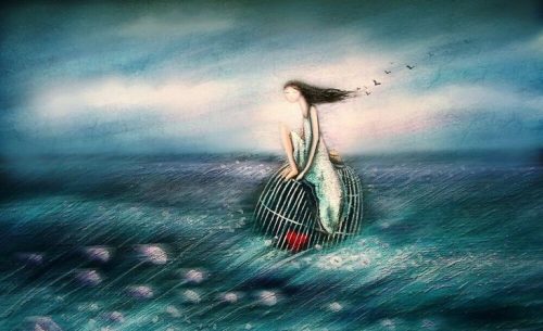Dziewczyna pływająca na klatce z sercem w oceanie