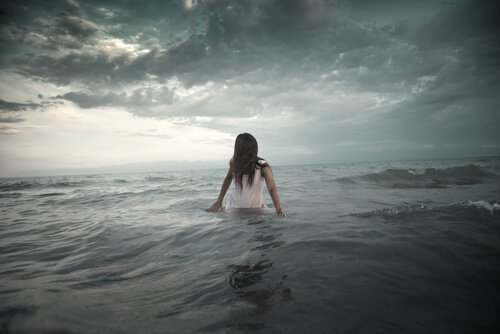 Dziewczyna wchodzi do morza - ucieczka od problemu