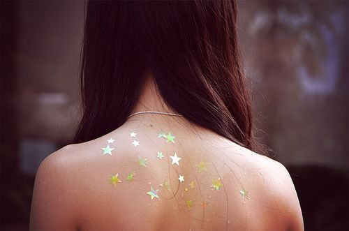 Dziewczyna z gwiazdami na plecach. 