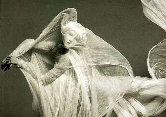 Kobieta zaplątana w materiał.