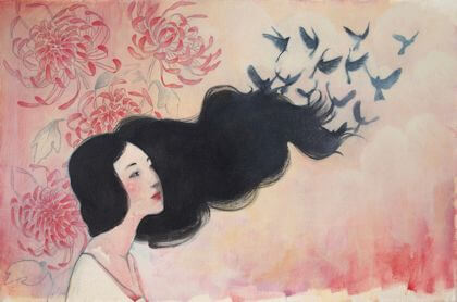 Kobieta z ptakami wylatującymi z jej czarnych włosów