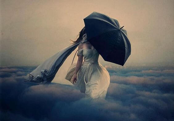 Kobieta z parasolem we mgle.