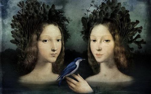 Dwie kobiety i niebieski ptak