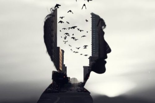 Myślenie o sobie - Mężczyzna z ptakami wylatującymi z głowy