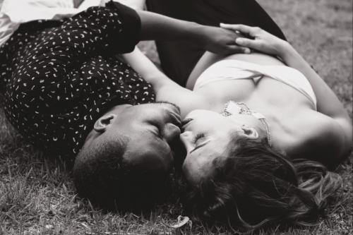 Miłość romantyczna - zakochana para leży na trawie