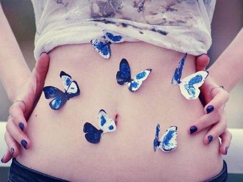 Motyle na płaskim brzuchu dziewczyny