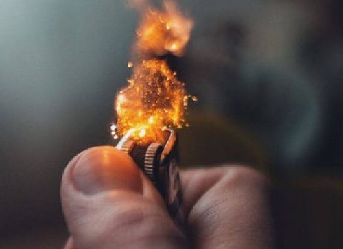 Ogień z zapalniczki - narkotyki największym błędem
