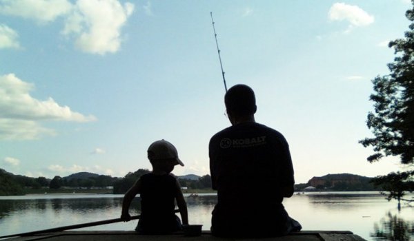 Ojciec i syn na rybach.