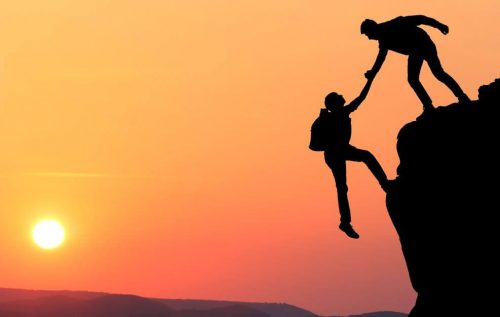 Osoba podaje rękę drugiej