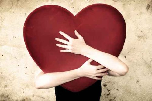 Pokochać siebie - Ktoś ściska gigantyczne serce